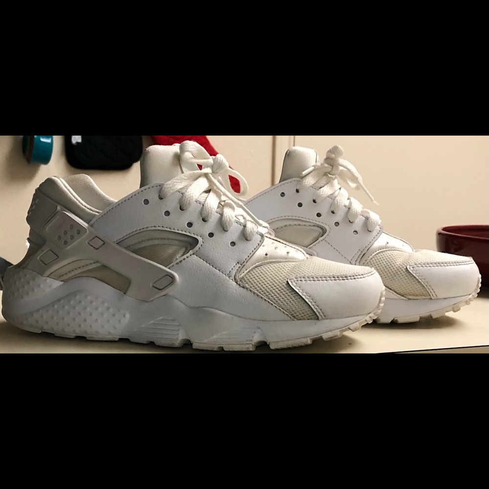 White Nike Haurache Kids Size 7Y